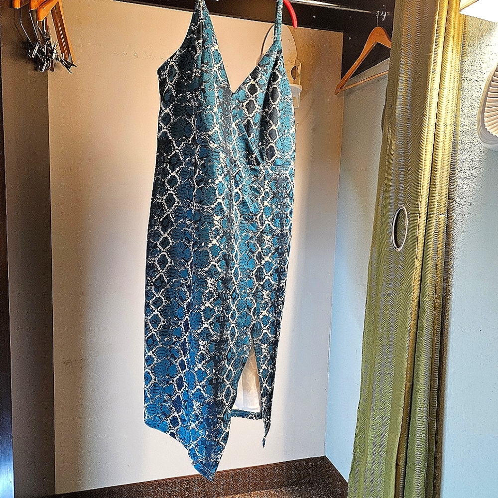 Fashion2figure teal snakeskin print dress with split. New with tag never worn.